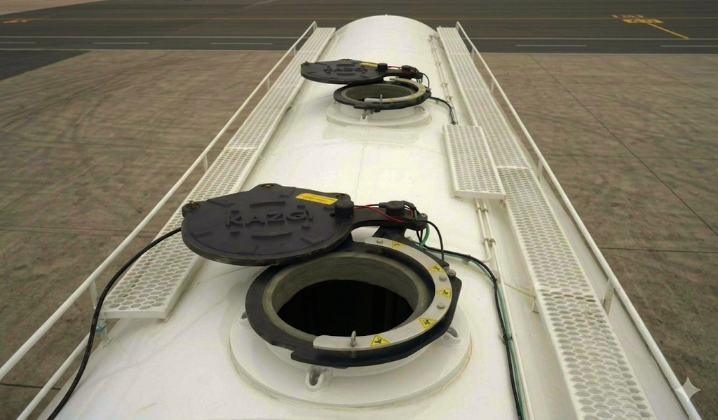 Automatic safety covers on silo trailers